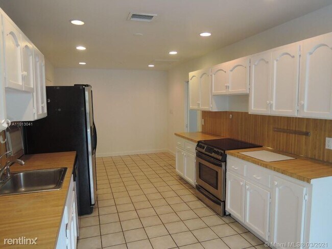 Building Photo - 3 br, 2 bath House - 9800 SW 70 Ave