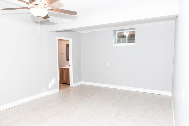 Building Photo - 430 Bunkerhill Dr