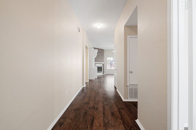 Building Photo - Spacious 4 Bedroom, 2 Bath, 1-Story Home i...