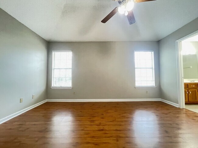 Foto del edificio - Plum Point Village home!