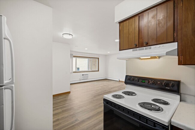 Foto del edificio - 6210 Mineral Point Rd, Madison, WI 53705