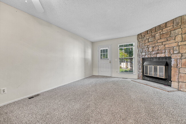 Building Photo - $1,465 - 2 Bed 1 Bath Townhome in Aurora w...