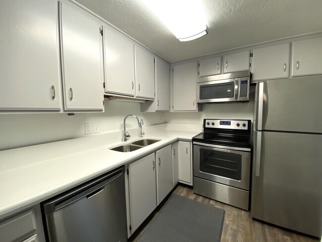 Building Photo - 8143 Cottonwood Hills Cir