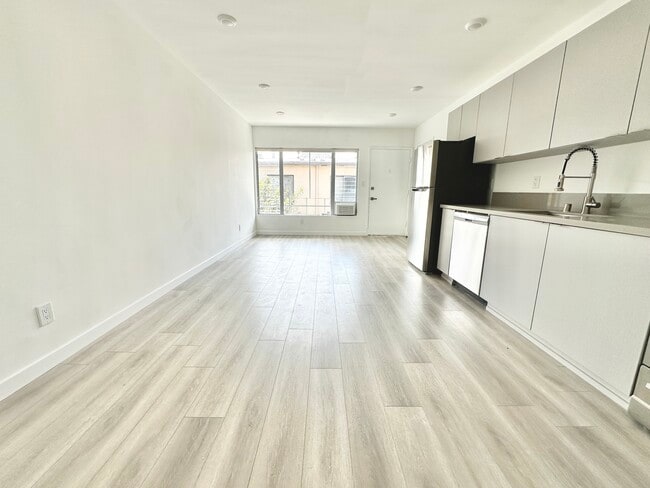 Building Photo - 318 S Mariposa Ave