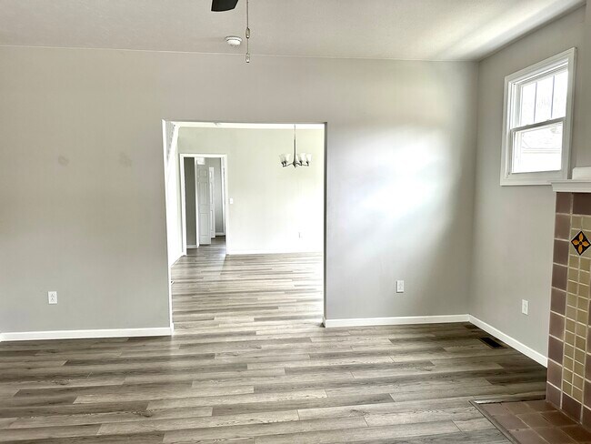 Building Photo - 128 Edgington Ln