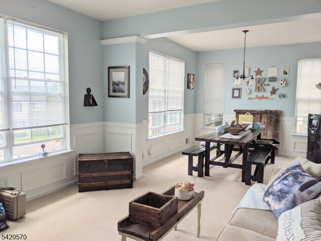 Foto del edificio - 282 Winding Hill Dr