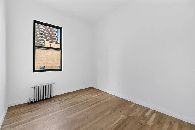 Foto del edificio - 239 W 63rd St