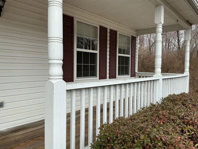 Building Photo - Country Living at its Best!