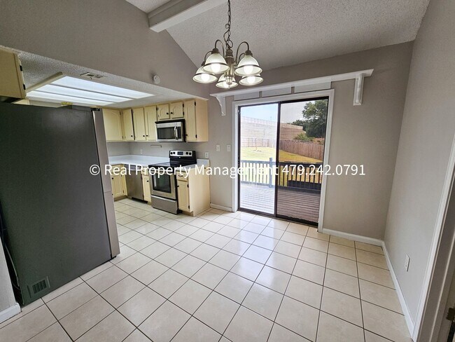 Foto del edificio - 3 Bedroom Close to Mercy Hospital - Availa...