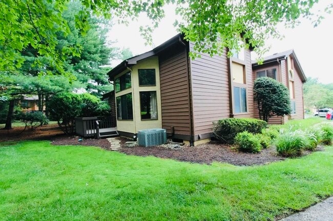 Building Photo - 587 Sayre Dr