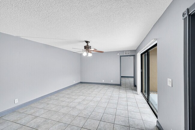 Foto del edificio - 1204 Waterview Cir
