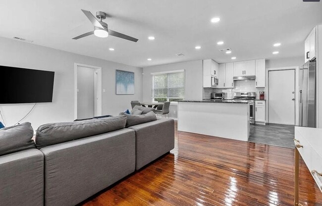 Building Photo - 4 bedroom 2 bath house fully renovated, Available August 2026!