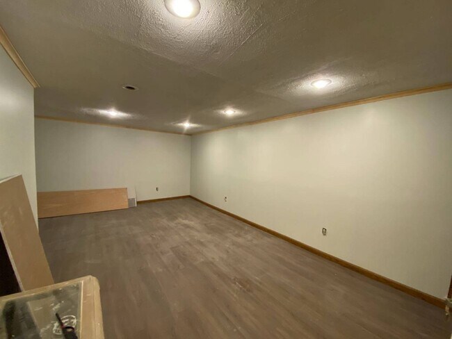 Building Photo - 112 Rockne St