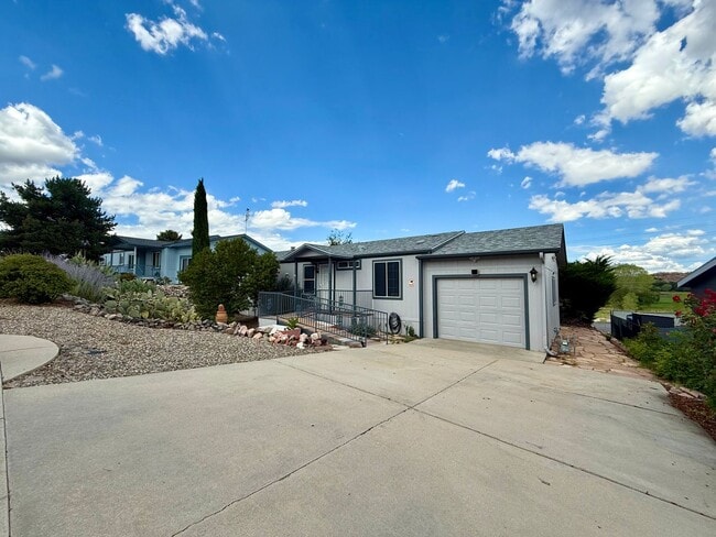 Building Photo - Charming 2-Bedroom Home with Office & Lake...
