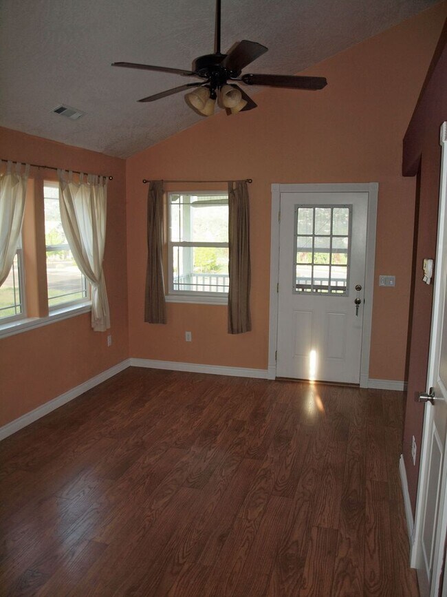 Building Photo - One bedroom apartment with garage