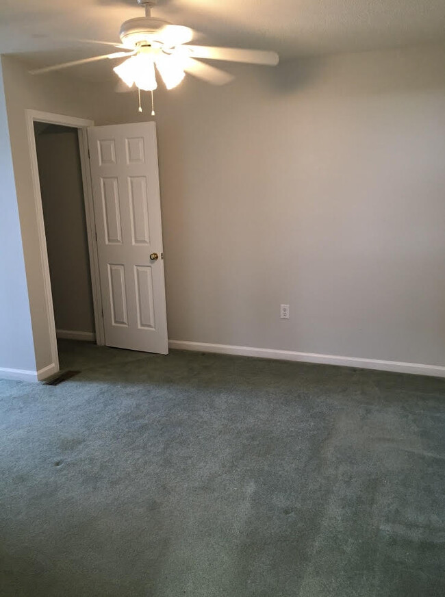 Upstairs bedroom - 443 Colonial Trace Dr