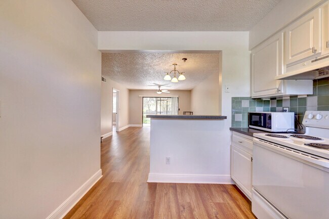 Building Photo - 1270 SE Parkview Pl