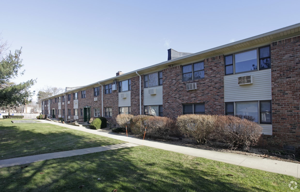 Forest Green 2453 Union Blvd Islip, NY Apartments for Rent in Islip