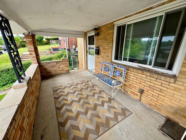 Foto del edificio - Charming 2 Bed 1 Bath in Beechview!