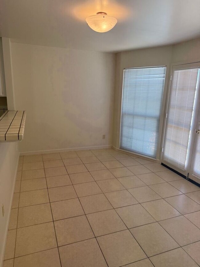 Building Photo - Great 2 Bedroom 2 Bath Townhouse