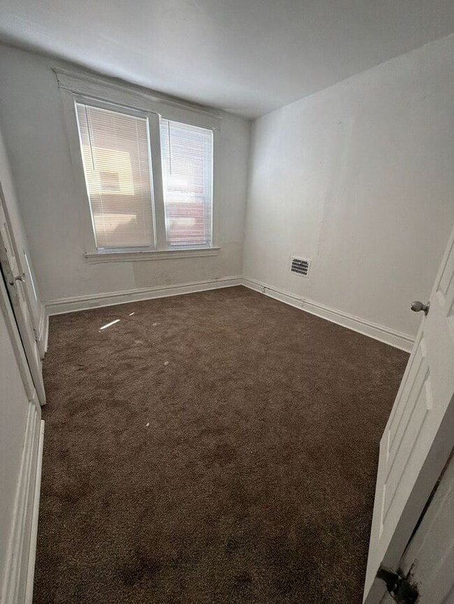 Building Photo - 2 Bedroom, 1 Bath