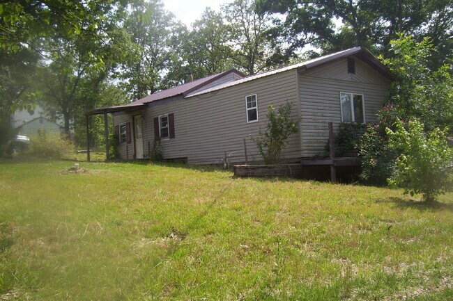 Foto del edificio - BISMARCK - 2BD/Fireplace/Metal Roof, Vinyl Siding/Iron Mt Lake ONLY - $399 MONTH / $695 DOWN
