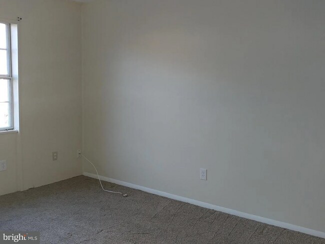 Building Photo - 3 Bedroom 1.5 Bathroom Townhouse in Edgewo...