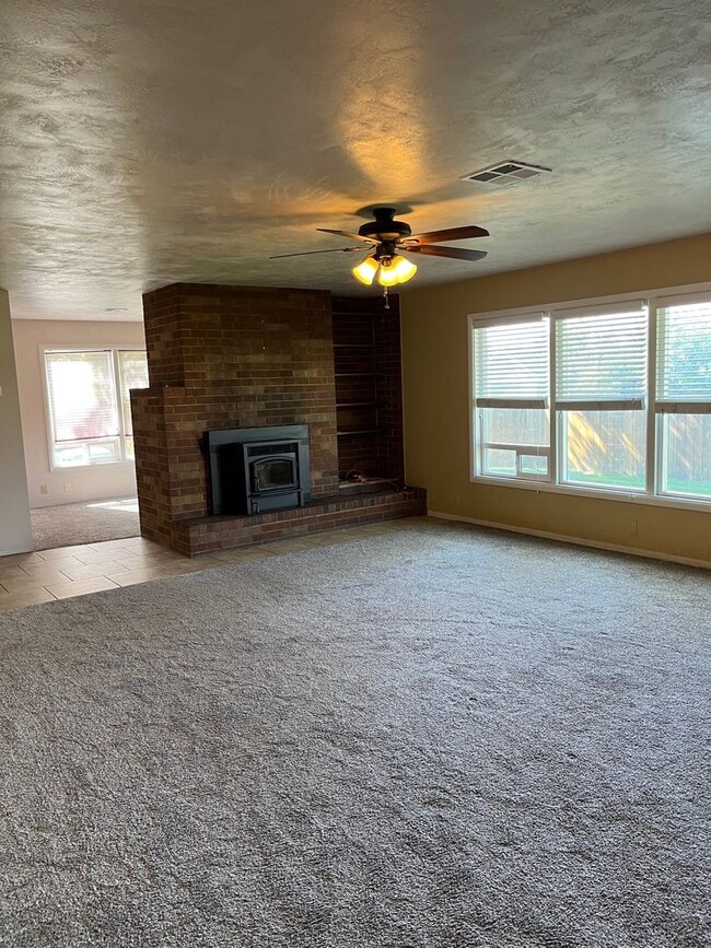 Building Photo - Suburbs Home