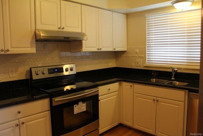 Building Photo - 4909 Queen Dr