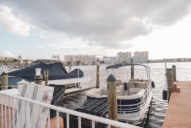 Foto del edificio - 100 Golden Isles Dr