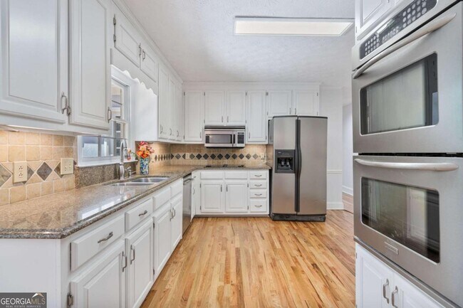 Foto del edificio - 275 Sageglen Rd
