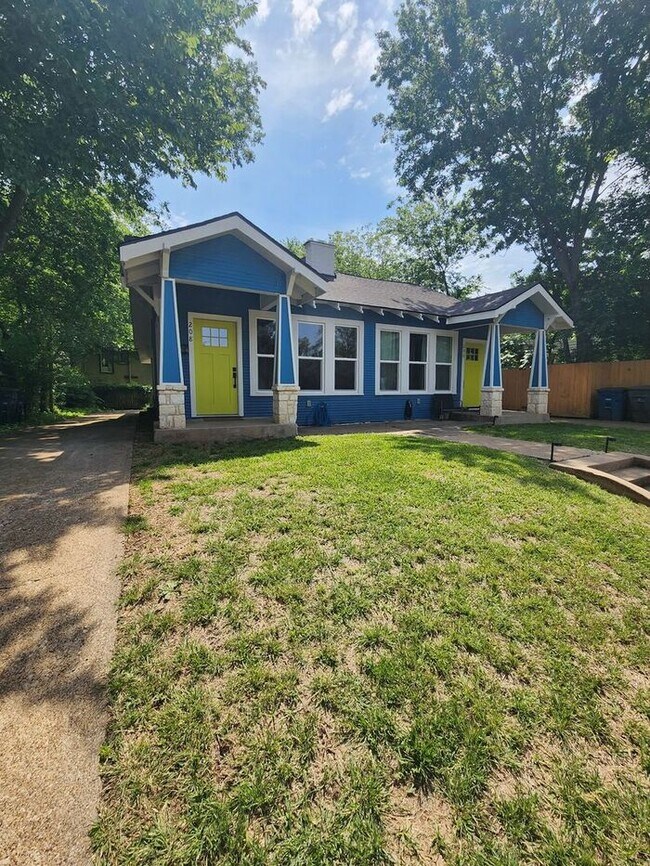 Building Photo - 2BR/1BA Remodeled Duplex w/ In-Unit W/D in Oak Cliff