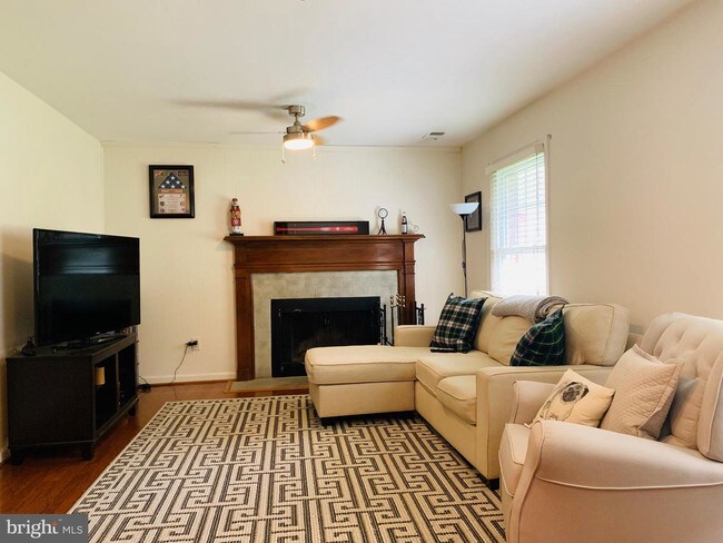 Foto del edificio - 7704 Newington Forest Ave