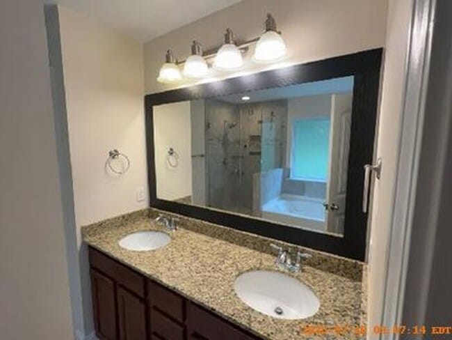 Building Photo - Lexington Living Oasis