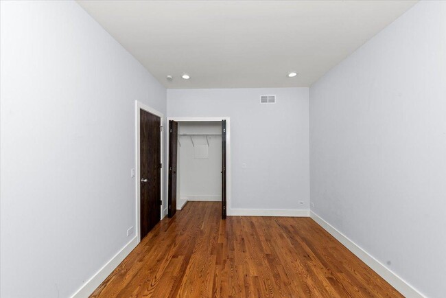 Building Photo - 3 bedroom in Chicago IL 60625