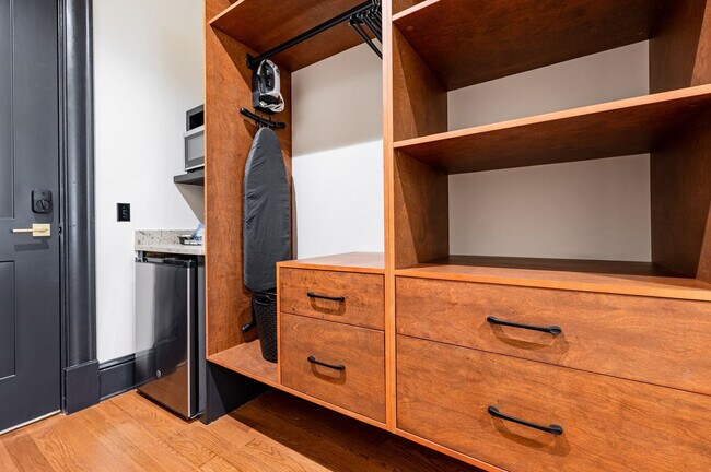 Building Photo - 1011 Canal St