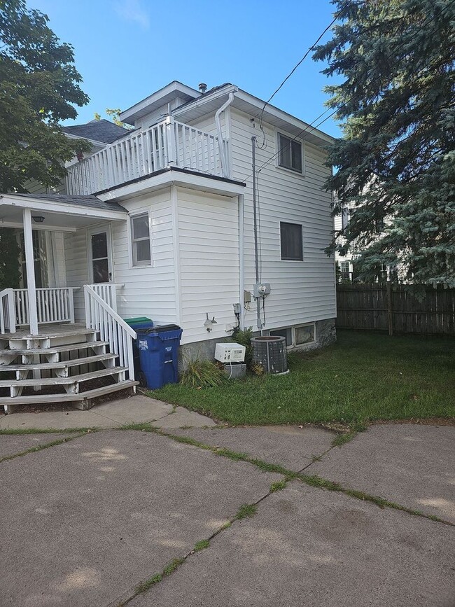 Building Photo - Single Family Home w/ Detached Garage