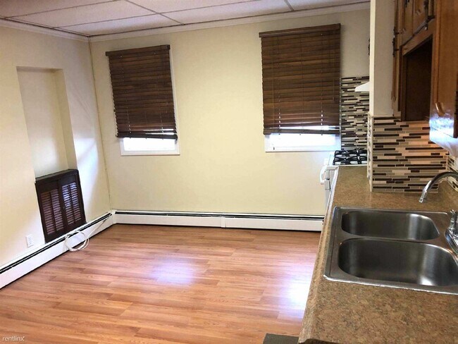 Building Photo - 1 br, 1 bath Duplex - 66 Chestnut St # 2 S...