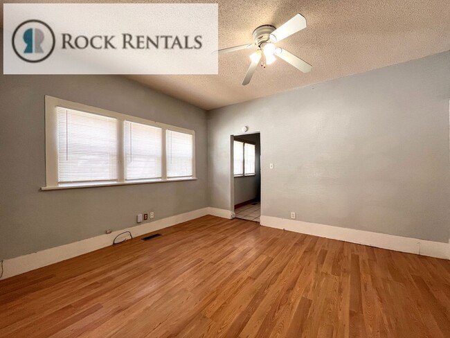 Building Photo - 2 Bed 1 Bath with Off Street Parking
