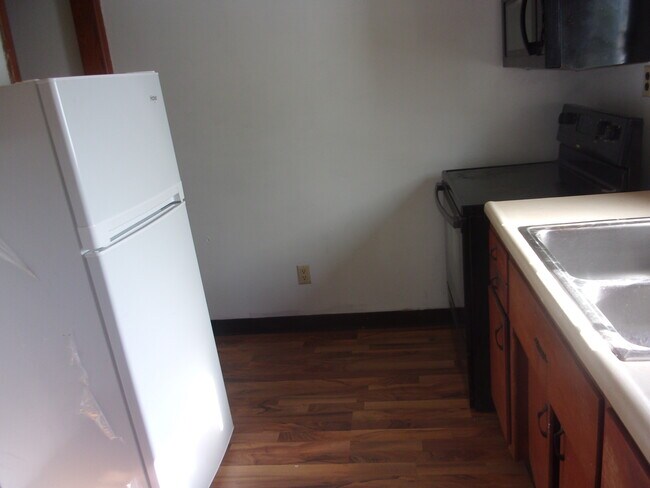 kitchen - 117 Burdette Ln