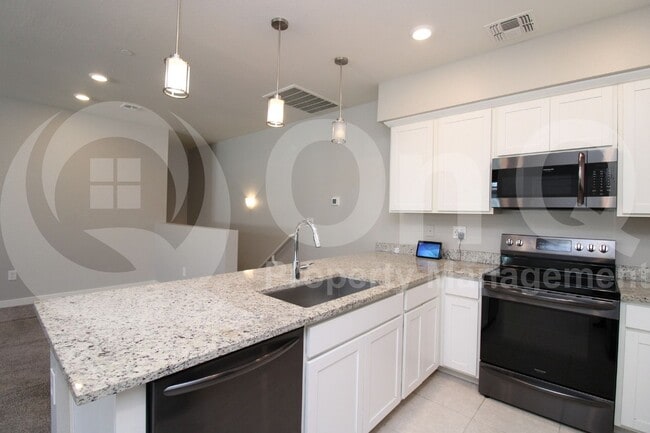Building Photo - 2736 S Cavalier Dr