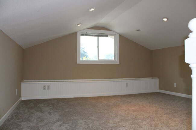 Building Photo - Beautiful single story with an upstairs lo...
