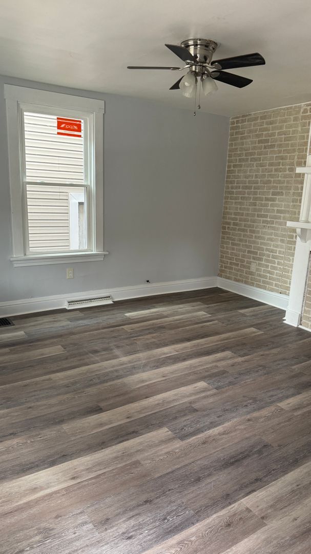 Building Photo - 2 bedroom house available now