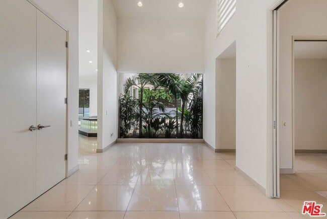 Foto del edificio - 811 N Hillcrest Rd