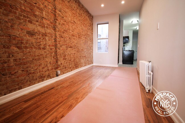 Foto del edificio - 1348 Willoughby Ave