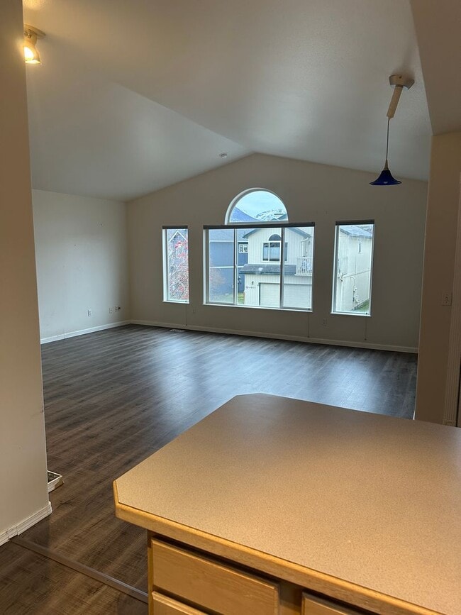 Building Photo - 2 Bedroom/2 Bath House Convenient Location