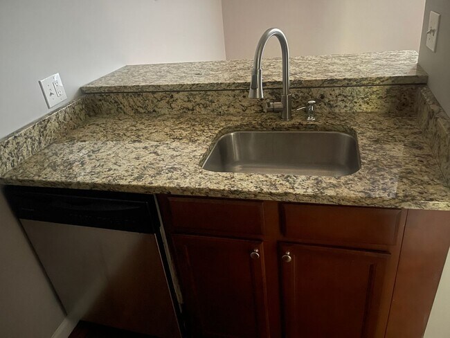 Foto del edificio - Corryville Condo_ Heat Paid