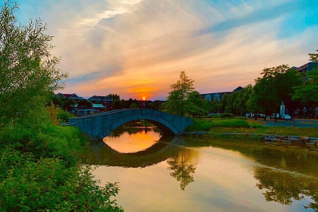 Sunset over the stone bridge in Parc Marcel-Laurin