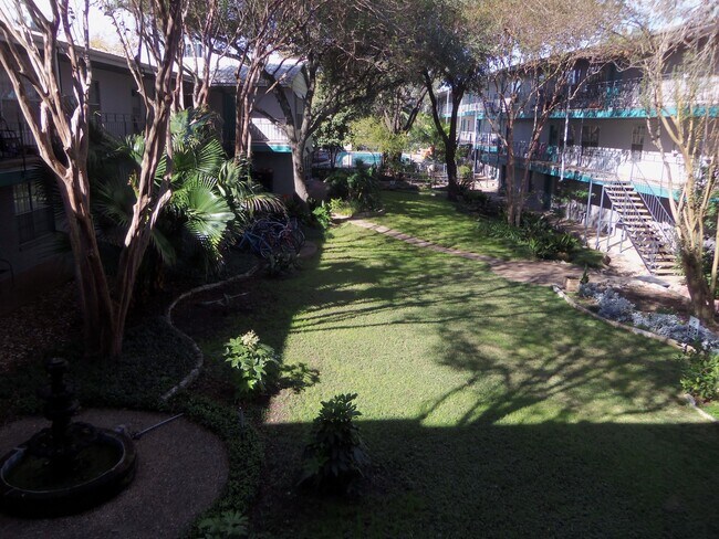 Foto del edificio - Courtyard Condo located between South 1st ...