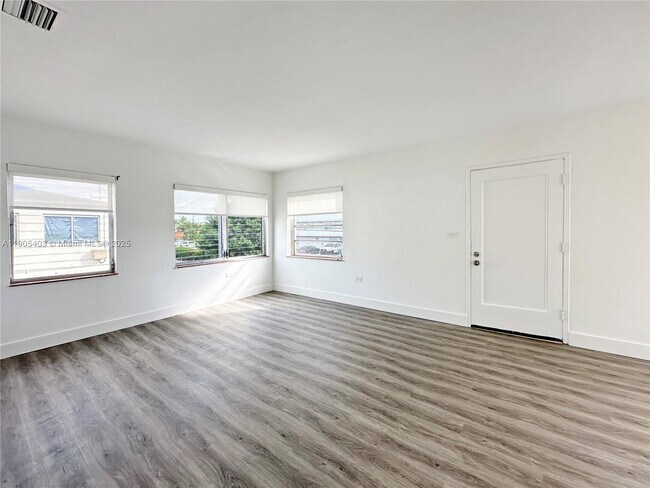 Foto del edificio - 1920 Biarritz Dr